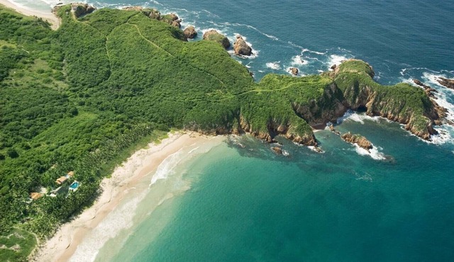 2 Mile private beach- House right on the beach + Pool + Hot tub - Fully staffed