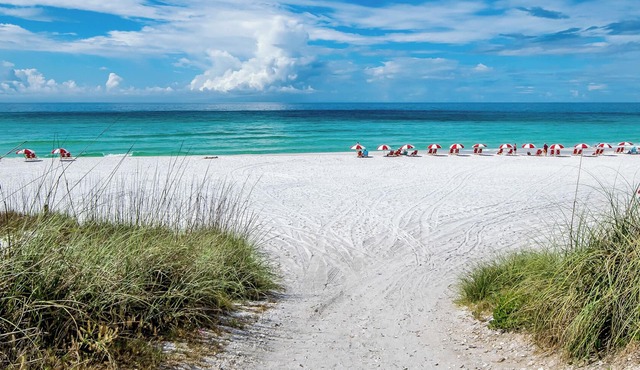 .2 Miles From Beach, Bright and Modern Townhome, 3bd, 3bth