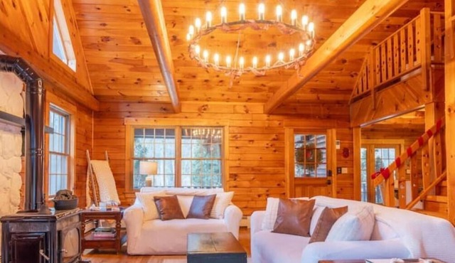 2 Miles from Bethel Woods! SUPER Secluded Luxury Cabin - HOT TUB !