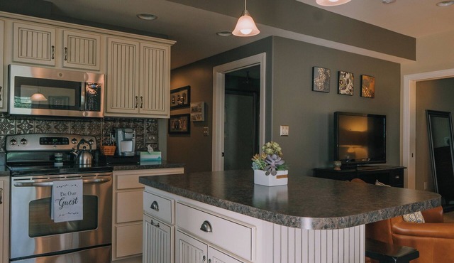 2 miles from Ephrata-Lititz rail trail! Easy access to local destinations