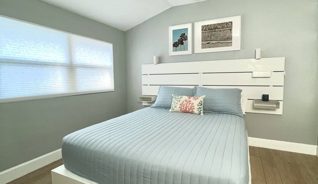 2 Miles from Siesta Key - Modern Apartment w/hot tub