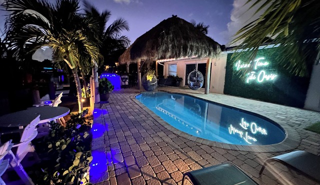 2 miles from the beach! Heated pool/Hot tub/free kayaks & so much moren