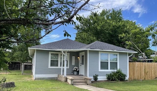 2 miles from Welch Park boat ramp and park!Close to grocery store and restaurant