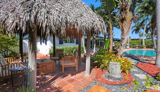 2 miles to beach 2 miles to downtown 3bd2bth SALT Pool, outdoor tv tiki