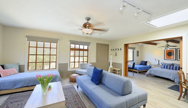 2 Miles to Canyon Road - Great Mountain Views - Monthly Rental