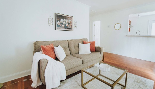 2 Miles to Downtown, Cozy Green Cottage 2 BR 1 BA