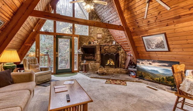 2 Miles to Downtown Gatlinburg! Less than1/2 mile to Skiing!Sledding!Ice Skating