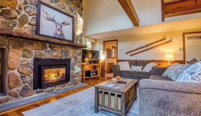 2 miles to downtown North Conway. Close to Ski Resorts, Game Room