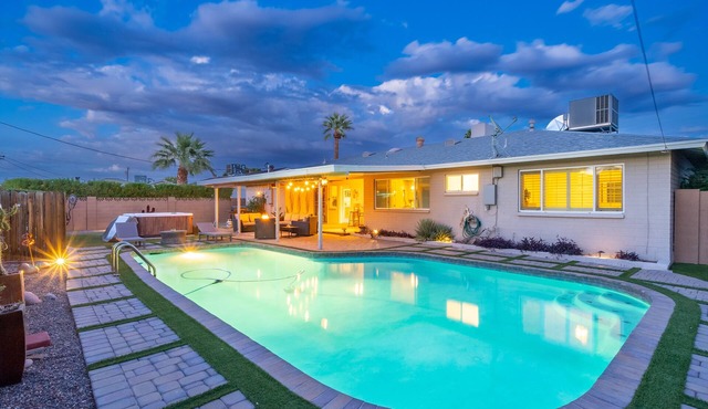 2 miles to Old Town Scottsdale! HOT TUB & Pool