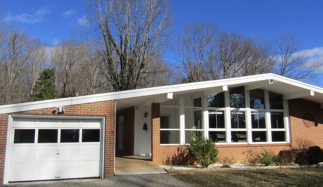 2 miles from NB State Park, James River, hiking trails and trout fishing!