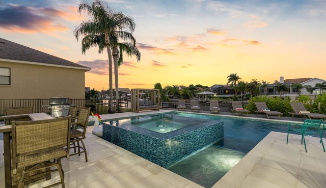 2 Million $ Villa Heated Pool w/Luxury Spa 6BR & 6BR Waterfront by Canal