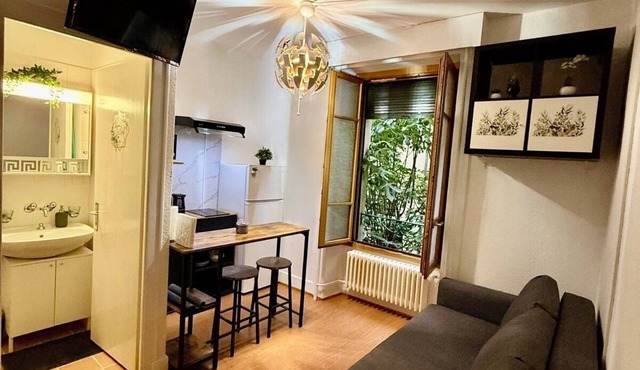 *2 min from the Jet d'Eau | Renovated 24m² studio apartment, Geneva center *)