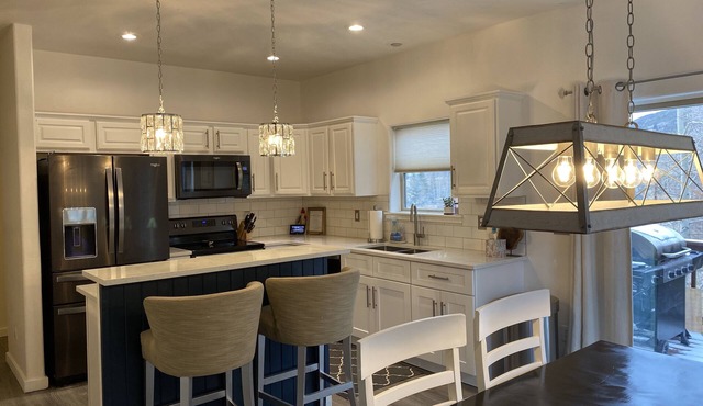 2 min to Keystone - Stylish /Amazing Location - Hot Tub, Pool table, Ping Pong!