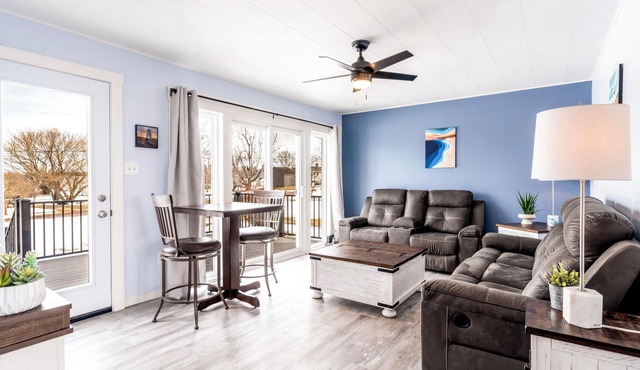 2 min to the beach. Family-sized house with vies of the water & kayaks,