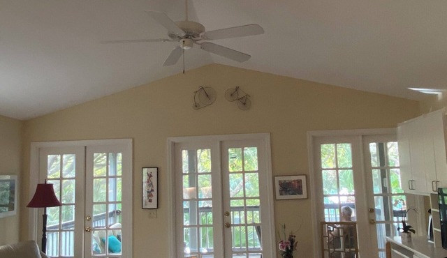 2 min walk, beachside pool, bar and outside dining, 16tennis courts .Gated.
