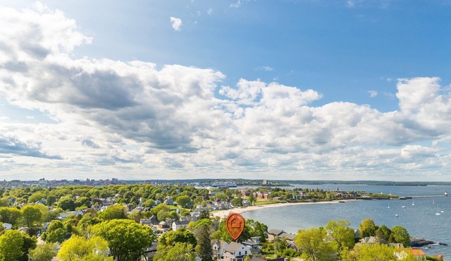 2 min walk to beach. New home in high end private beach community. Very walkable