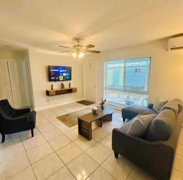 2 min walk to beach & free parking Lauderdale 21-2