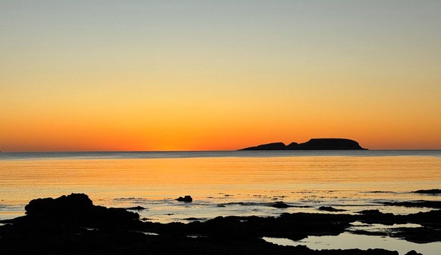 2 min walk to beach from fab coastal getaway in complex with pool, tennis court