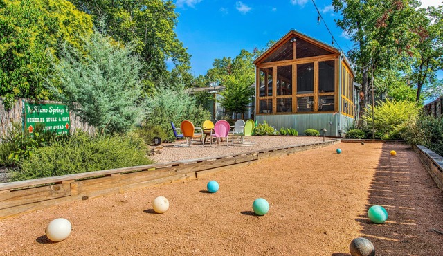 2 min walk to Main St - Screened Porch, Hot Tub - Great for Groups