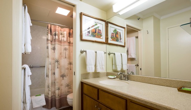 2 min walk to the beach/Parking , Kitchen , Pool