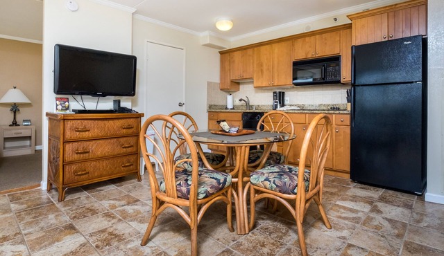 2 min walk to the beach/Parking , Kitchen , Pool