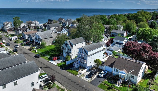 2 min walk to Wildermere Beach Beautiful 4-bedroom 3.5 bath Beach house AC WiFi