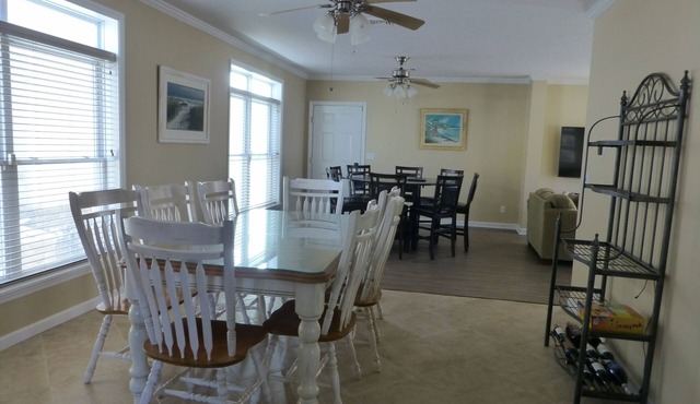 2 min walk to Jenkinson's Beach/Boardwalk. Beautiful, large house for big family