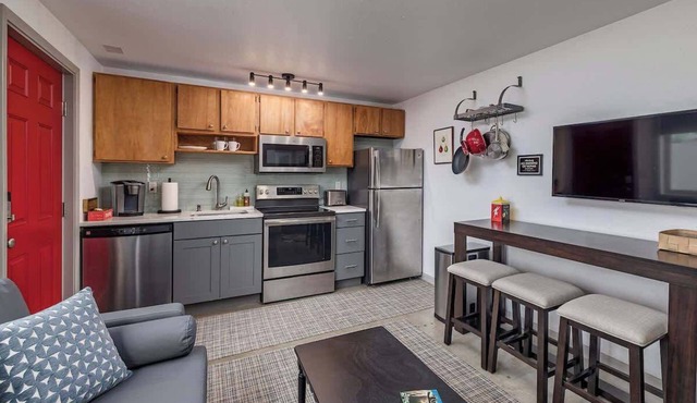 2 Mins from the Airport! 1 BDR w/Large Backyard