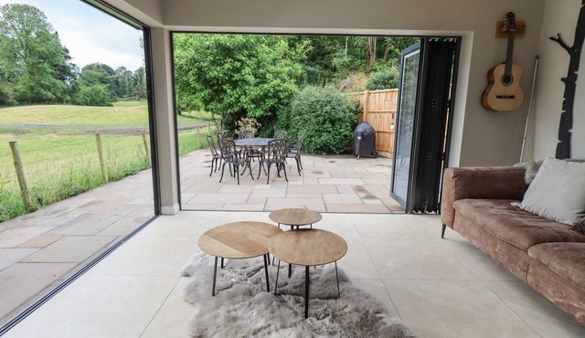 2 mins Lake Windermere! Gorgeous quiet property, slps 8 (4 bedrooms, 3 bathrms)