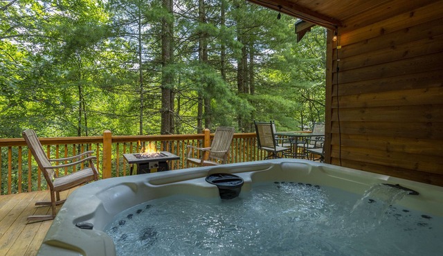2 mins to skiing at Hatley Pointe! Hot Tub+FirePit, Fireplace, pet friendly!