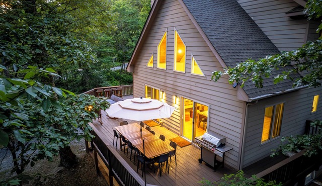 2 Mins to Slopes: HotTub, Game room, Family & Pets, 3 King Beds