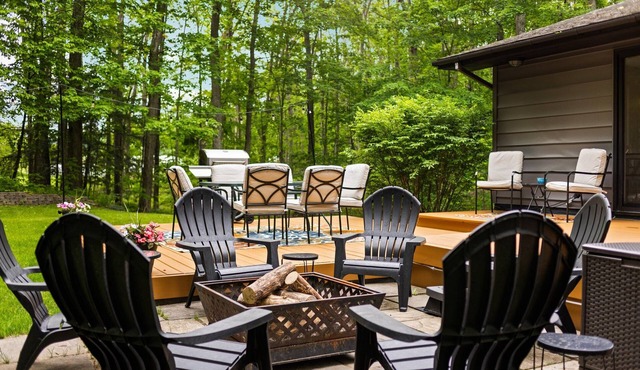 2 mins to Walloon Lake beach-Convenient-Hot tub-Game room-Firepit-Custom Kitchen