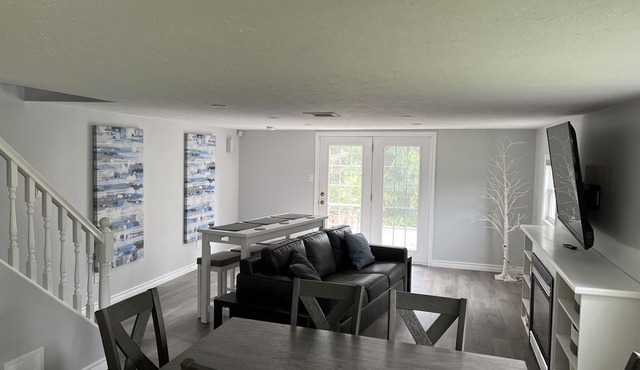 2 Mins to Water, entire house in Port Elgin sleeps 8 and comes with Free Parking