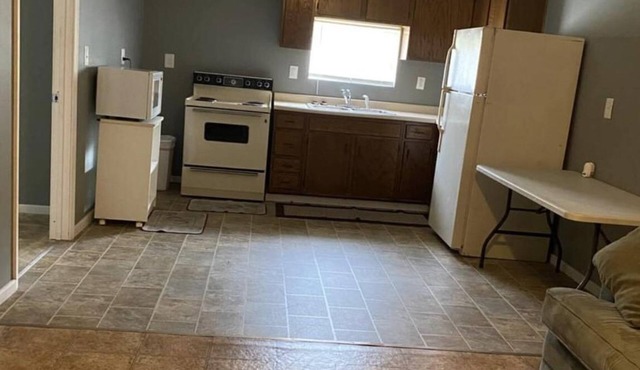 2 minute drive to ARH Hospital and UK n2 minute walk to Perry County Park