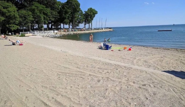 2-minute drive to beach, renovated antique in Rowayton walk to shops restaurants