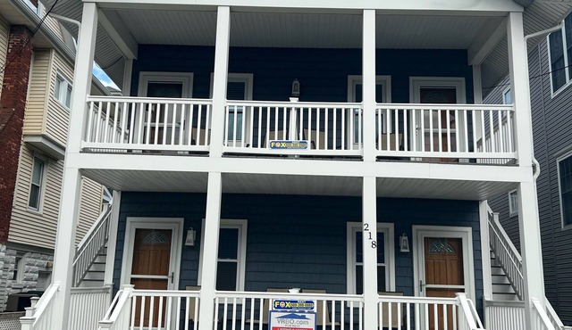 2 MINUTE WALK TO BEACH IN BEAUTIFUL OCEAN CITY-FEET TO THE BEACH