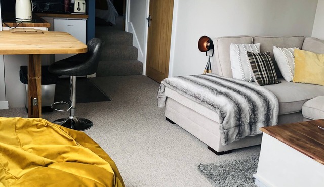 2 Minute Walk to Beach with Private Parking and Pet Friendly