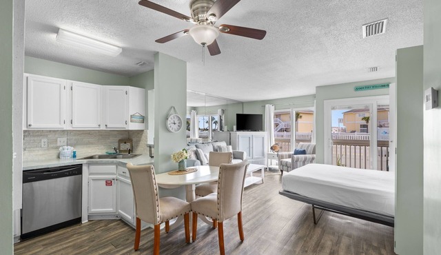 2 MINUTE WALK TO PRIVATE BEACH | PET FRIENDLY