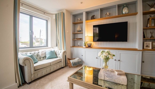 2 Minute Walk to the Pier – Sea View Retreat