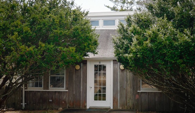 2 minute walk to the beach- Summer beach cottage with private beach access