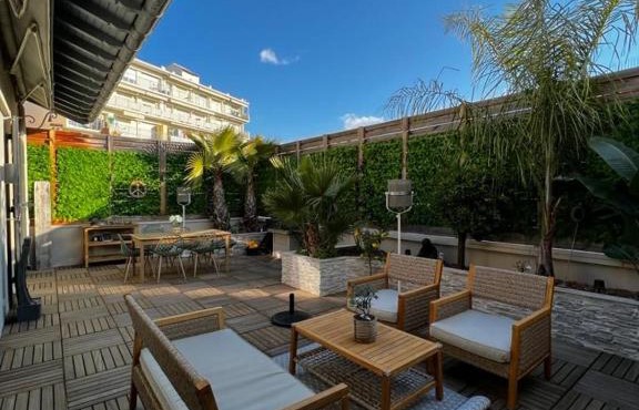 2-minute walking distance from BananeCroisette in the center of Cannes