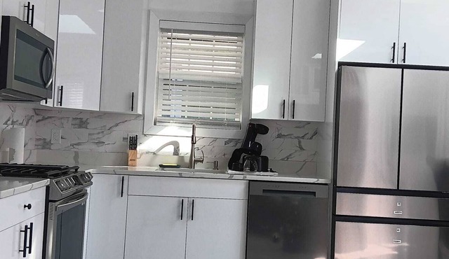 2 Minutes Away from, Staten Island Modern and Cozy