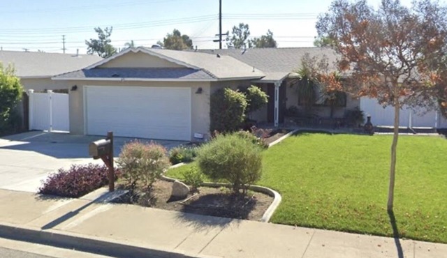 2 minutes drive to downtown Claremont. Walking distance to Restaurants and Shops