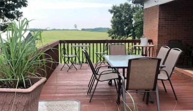 2 minutes from the mine - Comfortable 3 bedroom house loaded with charm.