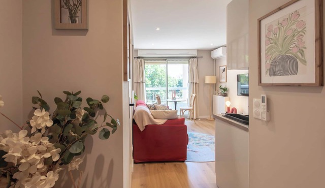 2 minutes from the port of Nice! An elegant cocoon with balcony