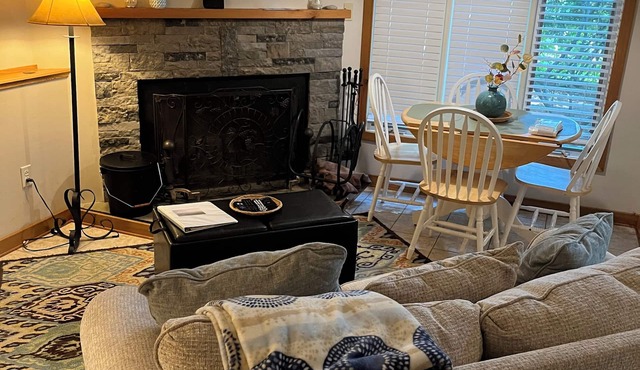 2 minutes from the shops and activities; Cozy 1 bedroom end unit.