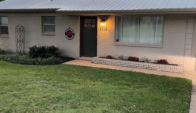 2 minutes to Baum! 2 minutes to interstate! Pet friendly. Fenced in back yard.