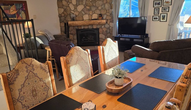 2 Minutes to Keystone Ski Resort! Cozy, spacious and quiet condo with balcony