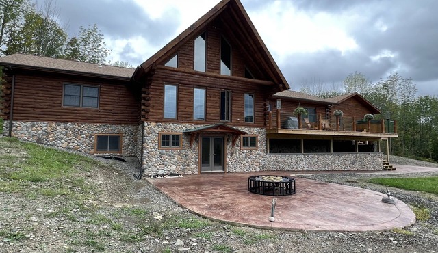 2 minutes to the Hope Lake Lodge, Greek Peak Mountain Resort & water park!