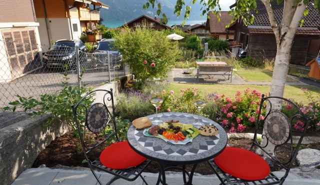 2 minutes to the lake, quiet, garden, parking, 20 minutes to Interlaken